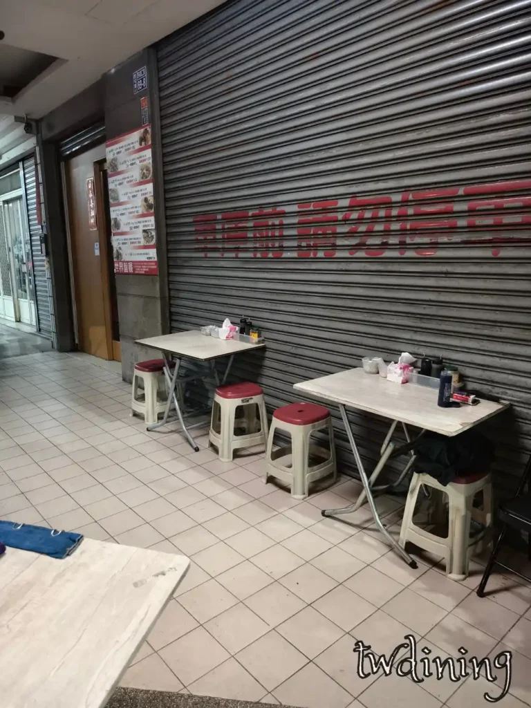 位於 台中 (taichung) 騎樓下的 吳哥 (wu-ge) 用餐區，提供簡單舒適的內用 Seating Area。