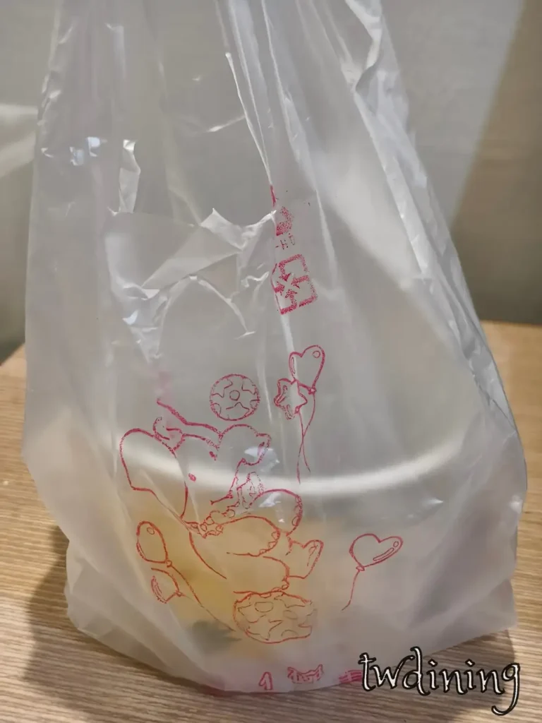 台中北區小吃店外帶狀態：twdining 記錄下鴨鄉飽最傳統的塑膠袋包裝。