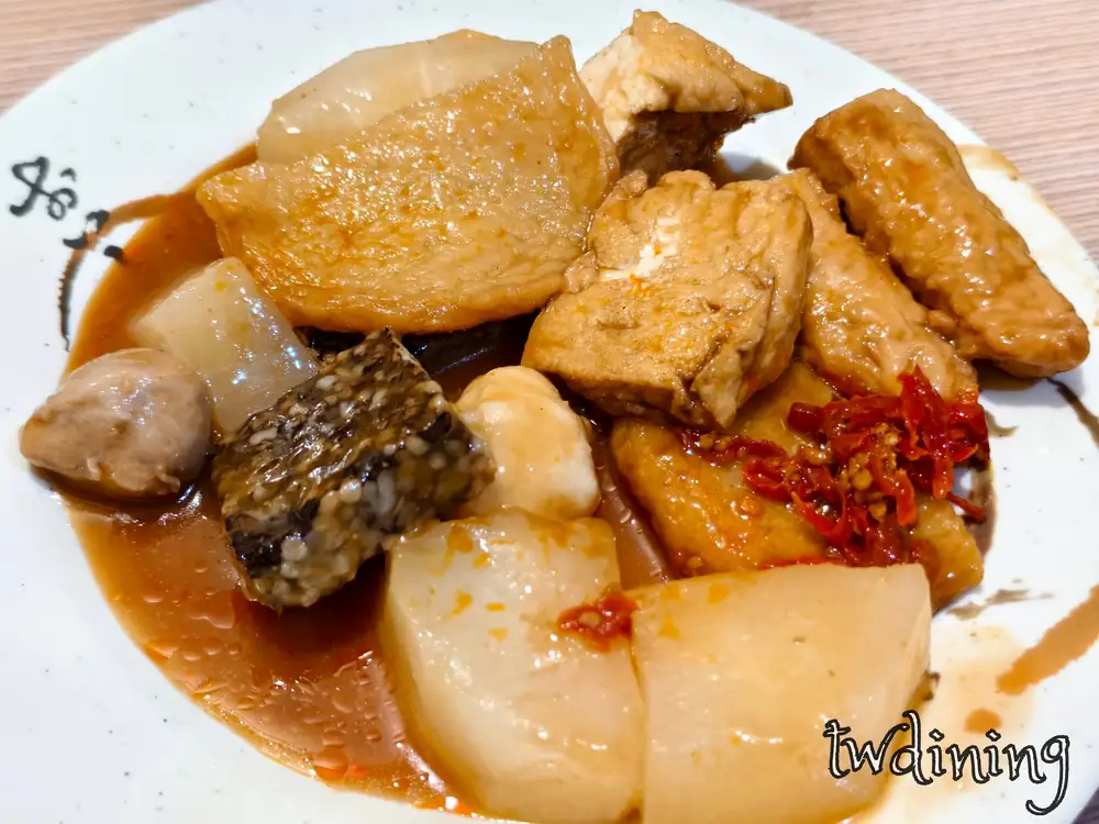 台中 (taichung) 西屯 吳哥 (wu-ge) 的 台北甜不辣，豐富配料搭配靈魂甜辣醬汁的 Oden Dish。