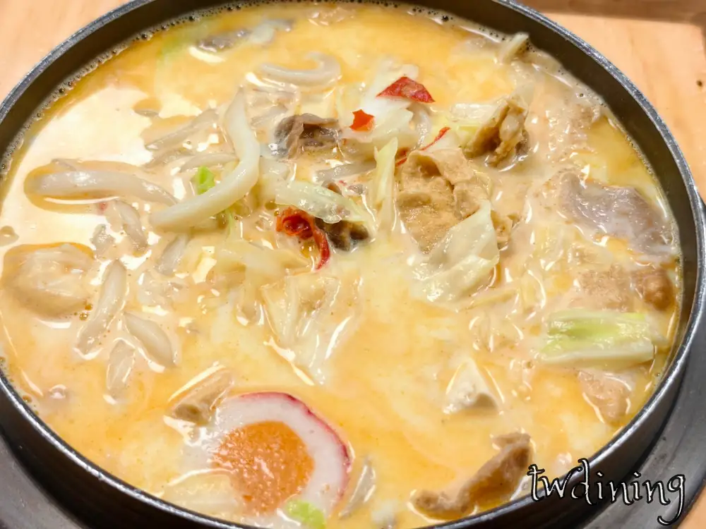 這碗 阿鍋家 的 spicy milk 奶奶好辣烏龍麵擁有 rich broth 濃郁湯頭，滑順的 udon 麵條吸附奶香與微辣精華，是店內熱銷的推薦品項。