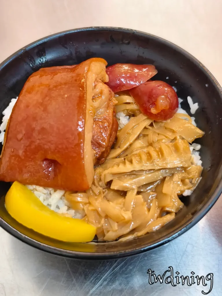 這碗 阿華炒麵魯肉飯 的筍乾爌肉飯 super fatty and tender 肥瘦比例剛好配上 crunchy bamboo shoots 簡直是 taichung local 必吃的 amazing soul food
