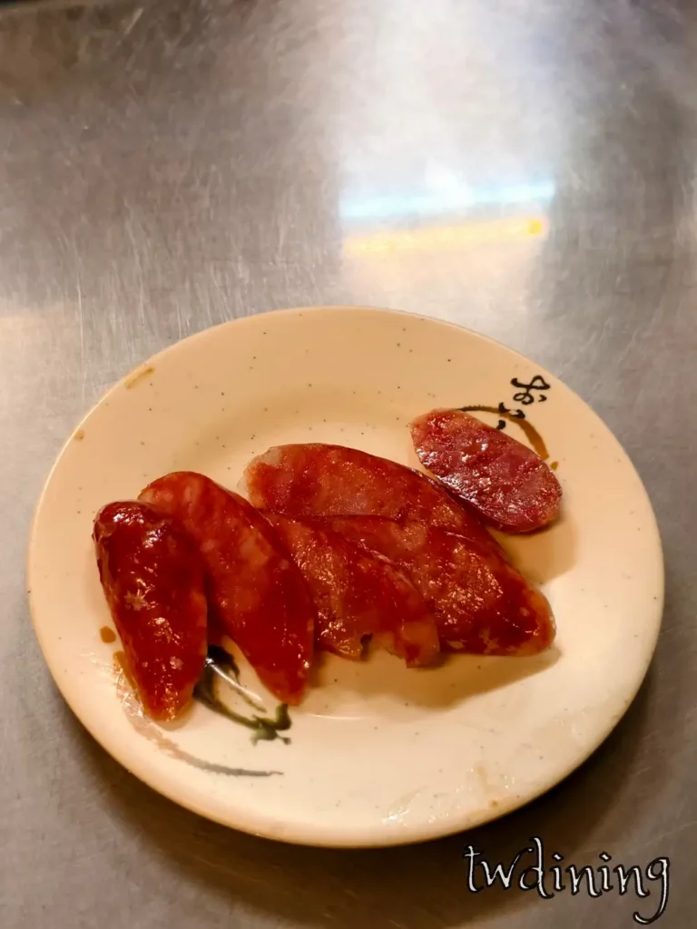 check out these 阿華炒麵魯肉飯 signature taiwanese sausages 煎到香氣十足帶點 sweet and savory flavor 每一片都 very juicy 是滷肉飯的 perfect side dish