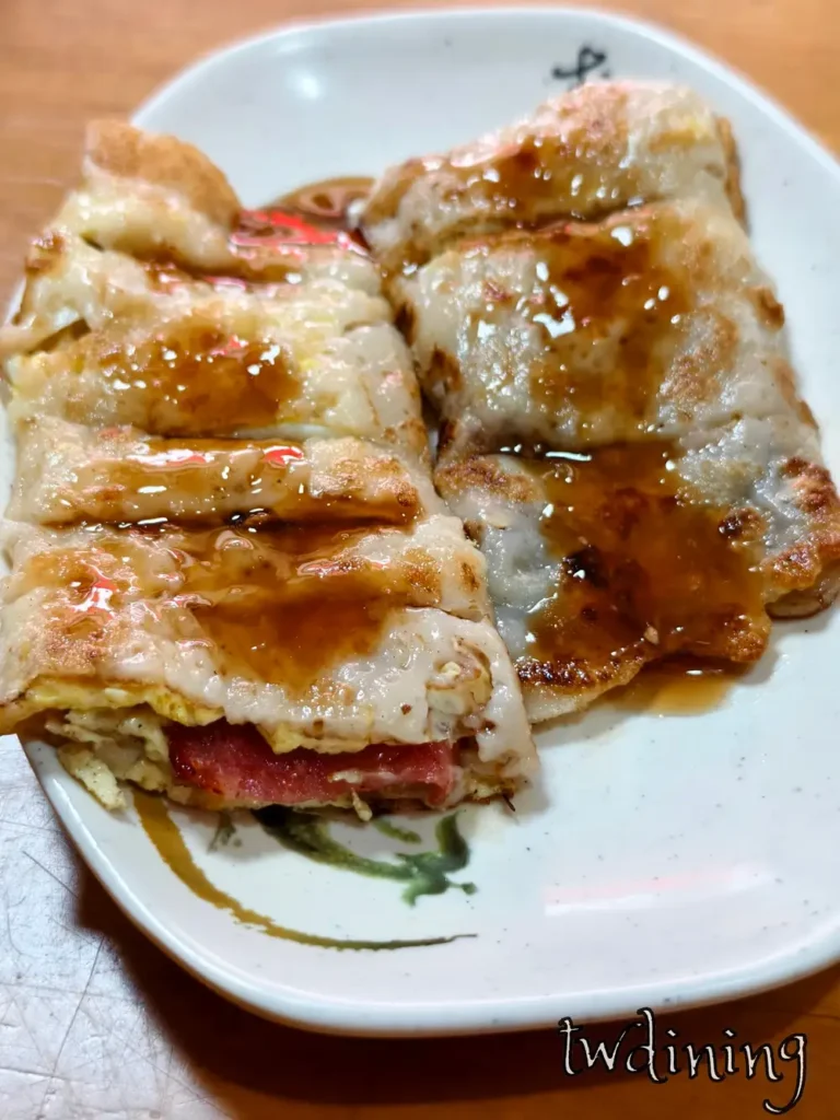 台中 阿婆早餐 的 Bacon Egg Pancake 培根蛋餅配上 Savory Sauce 醬油膏，Crispy Skin 餅皮與鹹香 Bacon 完美結合極致 Full 飽足感。