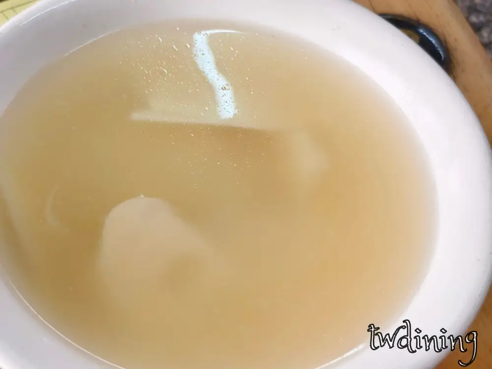 這碗鮮筍湯 bamboo shoot soup 湯頭清甜且充滿 delicate clear broth sweetness 搭配鮮脆筍片 texture 是一道非常 healthy vegetable soup 也是在地老饕必點的 side dish