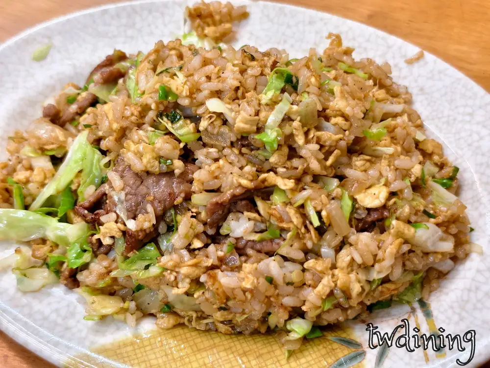 蔥爆牛肉飯 Scallion Beef Rice 搭配大量鮮甜洋蔥 Onion 與青蔥炒出香氣肉質鮮嫩 Tender Meat 呈現誘人油亮視覺精髓 Visual Essence 與豐富口感 Flavor