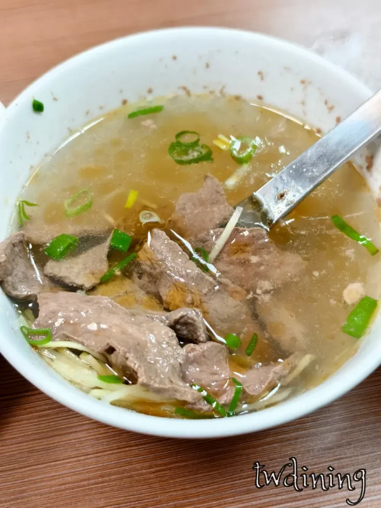 這碗位於台中小山家特製沙茶牛肉的 beef heart soup 鮮嫩彈牙且 broth is so clear 又有薑絲提味口感鮮美無比