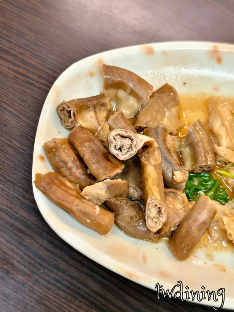 北海魷魚焿的這盤 pork powder intestine 滷得超入味，tender texture 加上鹹香的 savory sauce 真的好呷，來到 taichung beiping road 絕對要點這份口感軟嫩彈牙的粉腸小吃當配菜。
