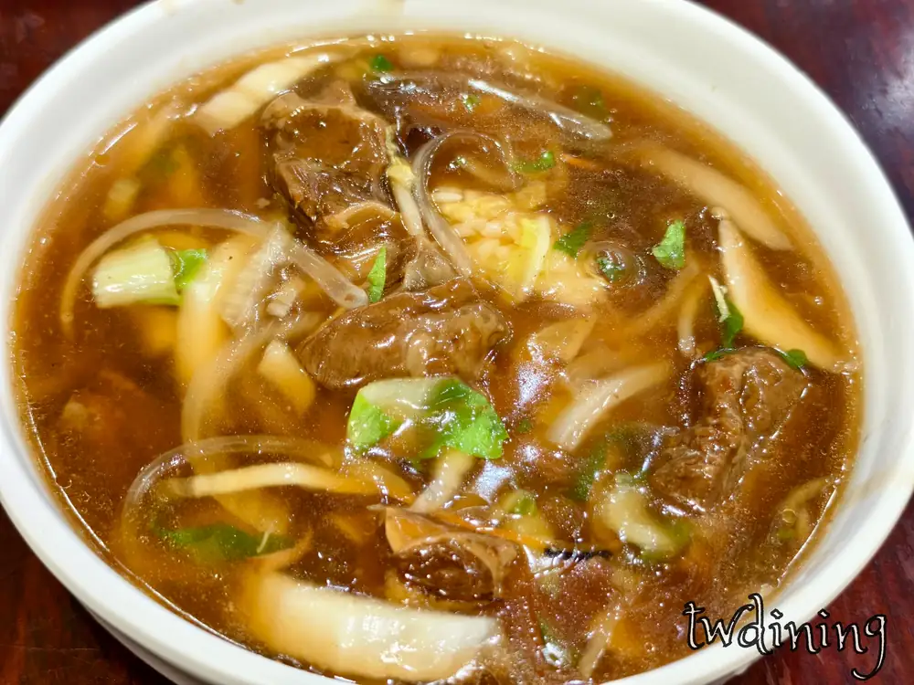 極致軟嫩 tender beef brisket stew rice 紅燒牛腩飯在 beiping-yan taichung 北平燕蒸餃本家淋上 rich gravy 醬汁配上 vegetables 是一道美味的 chinese food