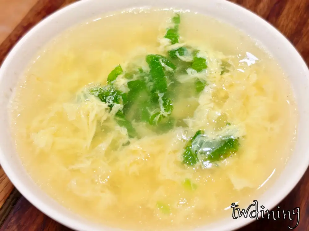 清爽 fresh egg drop soup 蛋花湯來自 beiping-yan taichung 北平燕蒸餃本家清甜 broth 配上 silky eggs 是搭配蒸餃的 best side dish 推薦美食