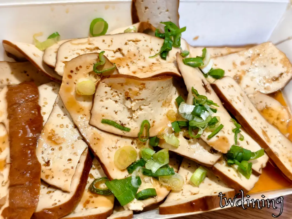 口感 soft 的豆干 dried tofu 撒上蔥花 garnish 在久福麵食館 jiu fu 北平路，醬汁 flavorful 點綴出小菜的精髓非常 delicious。