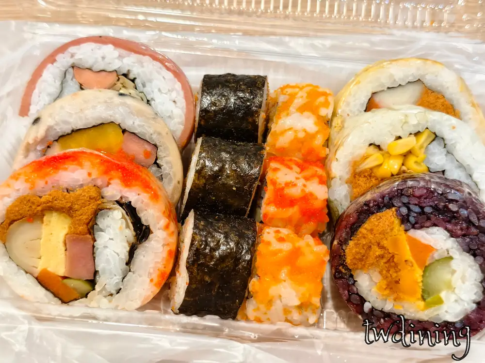 北平路市場 (beiping-market) 多樣化的 壽司拼盤，包含紫米花壽司與豆皮壽司的在地 Sushi Platter 推薦。