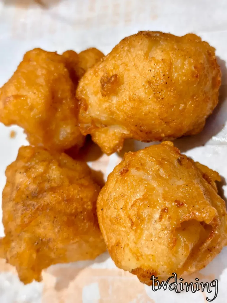 正騰和炸雞花枝丸特寫，金黃酥脆的 crunchy crust 包裹鮮甜彈牙的 chewy texture 肉質，是台中北平路店深受饕客喜愛的現炸點心小吃，展現出台式炸物誘人的視覺細節。