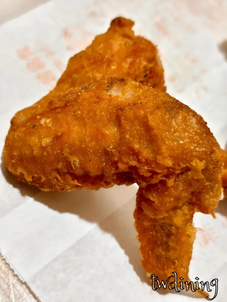 正騰和炸雞招牌炸雞翅，特寫金黃酥脆的 crunchy-crust 外皮與 juicy-filling 多汁肉質，展現台中北平路店最受歡迎的現炸台式風味美食細節。