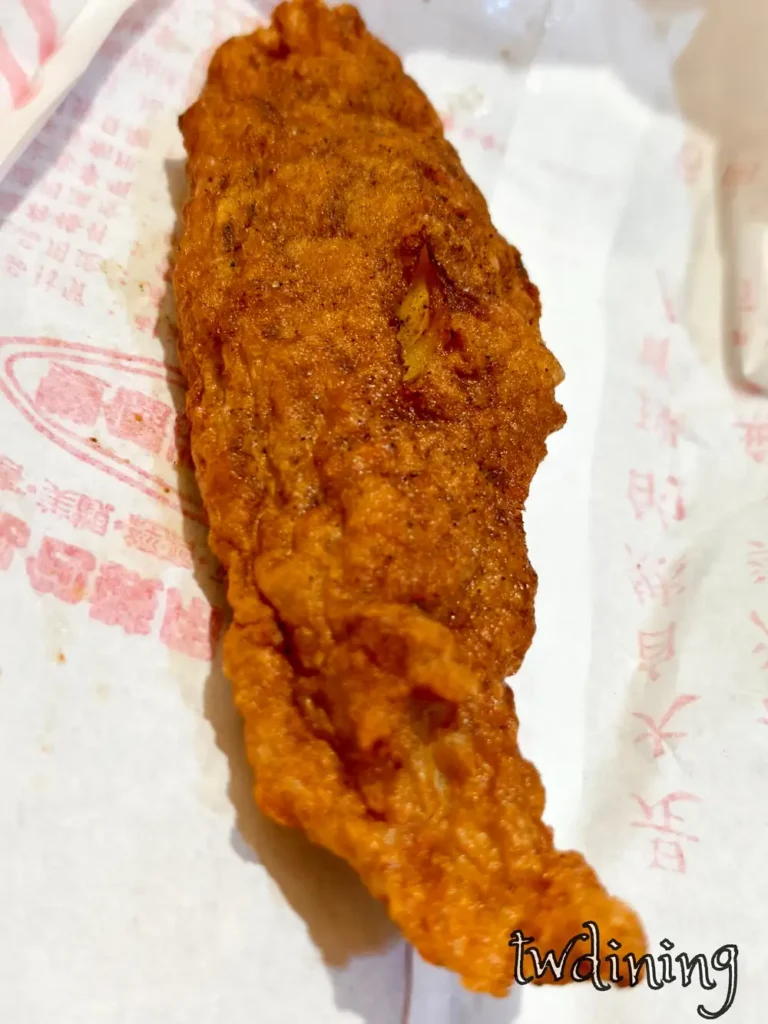 正騰和炸雞旗魚黑輪，展現酥炸後金黃誘人的 crunchy crust 與彈牙軟嫩的 tender meat 質感，是台中北屯區北平路店深受喜愛的熱門炸物小吃，視覺精緻且層次豐富。