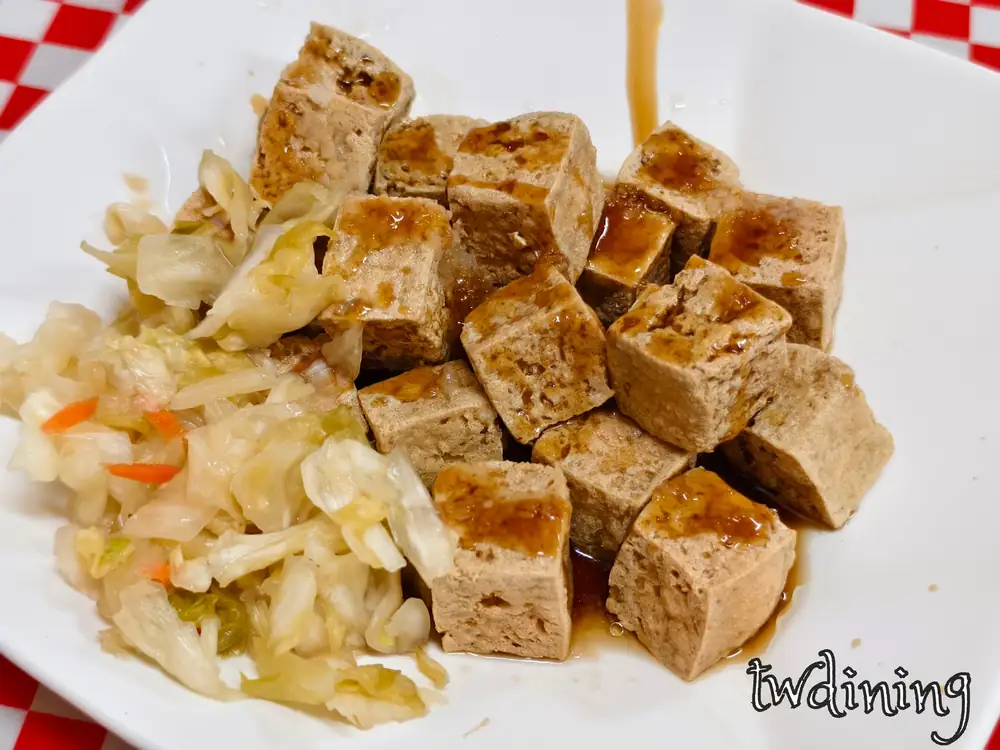 tan-zi-jiang-bite-sized-stinky-tofu-crispy-texture-golden-skin-juicy-sauce-一口一個超酥脆金黃外皮吸滿醬汁配上泡菜簡直是-flaky-to-die-for