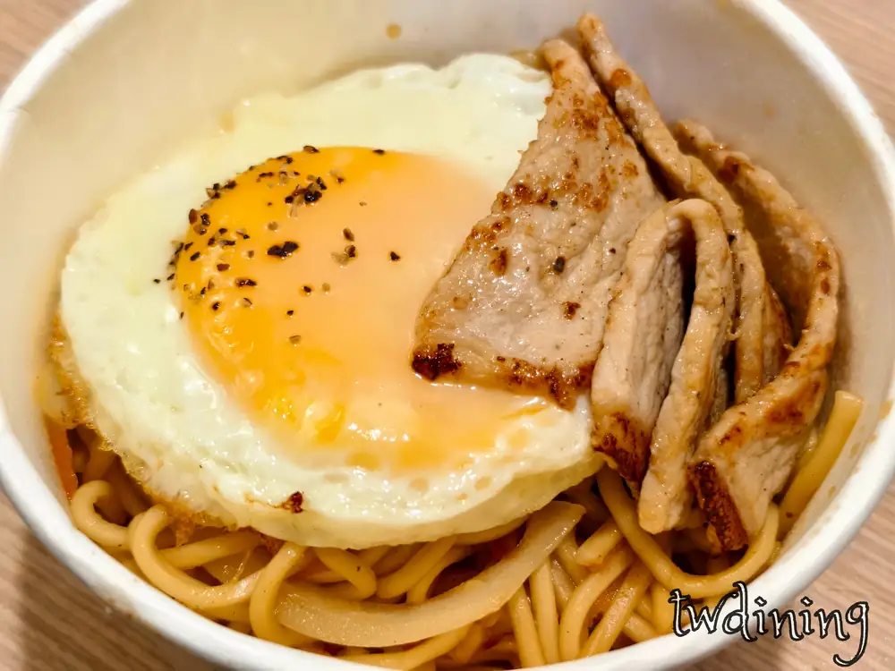 這碗 black pepper pork chop noodles 搭配 runny yolk 太陽蛋超誘人，豬排 tender-meat 紮實且麵條 savory-sauce 濃郁，是這間 brunch 必吃的高權重台式早午餐。
