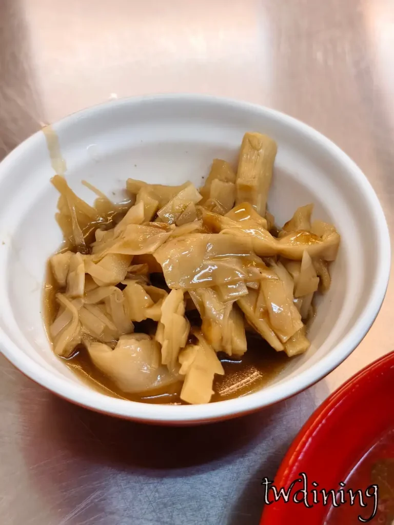 這份 滷筍乾 from 阿華炒麵魯肉飯 燉得很入味 absorb all the braised pork essence 吃起來 very refreshing 又有 snap 脆度是 taichung 巷弄美食的經典配菜