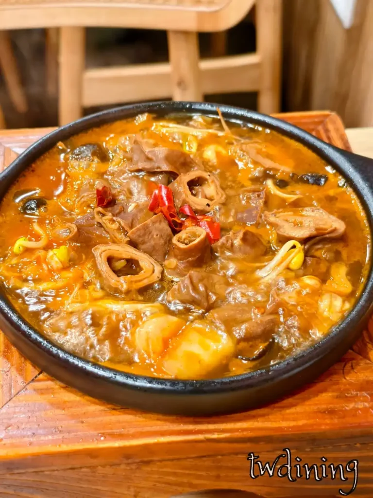 超入味 braised pork intestine 漢口店的肥腸 is so chewy and juicy 配上 rich sauce 簡直是 rice killer 專業食記推薦 taichung local food 必點老泉城黃燜肥腸