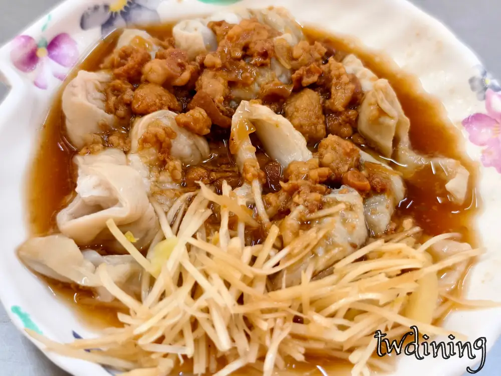 savory-braised-pork-intestine滷大腸口感軟嫩帶q搭配薑絲解膩更顯層次flaky-fat-content與鹹甜滷汁完美融合delicious-organ-meat展現極致視覺精髓