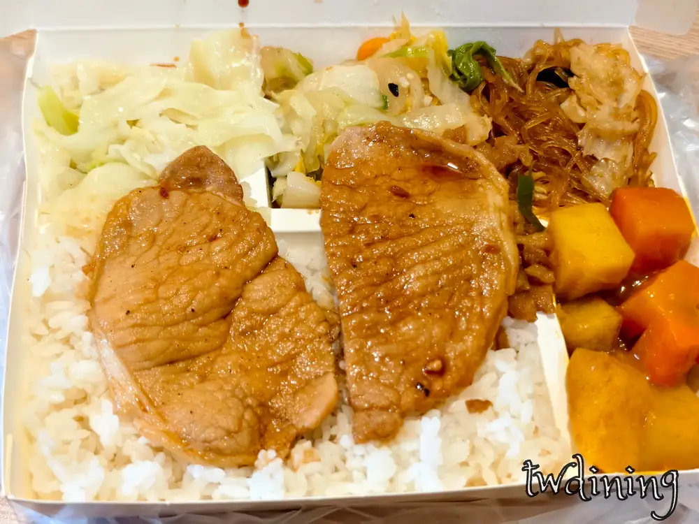 津品園 jin pin yuan 的 braised pork ribs bento 滷排骨便當肉質 tender and juicy 搭配滷汁與 cabbage 高麗菜等 vegetable sides 非常 balanced