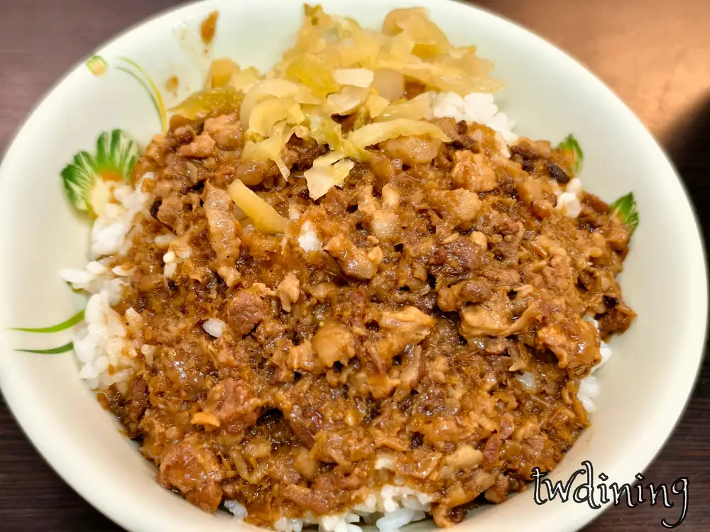 這碗 braised pork rice 肉燥肥瘦均勻且 savory flavor 極佳，搭配酸菜更顯 appetizing，是 北海魷魚焿 在 taichung beiping road 最紮實好吃的古早味滷肉飯。