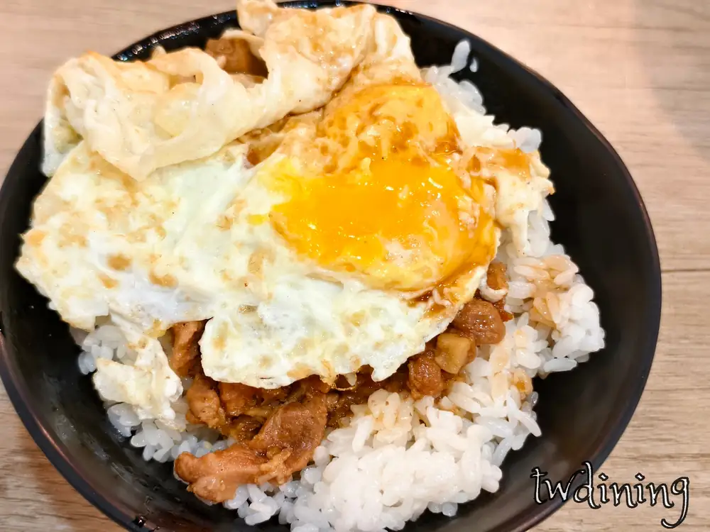 台中北區大萊三鮮滷肉飯 braised pork rice 邪惡半熟蛋 yolk flowing 搭配肥瘦均勻肉燥 tender fatty meat 鹹香入味 visual perfection 北平路必吃經典小吃 yummy