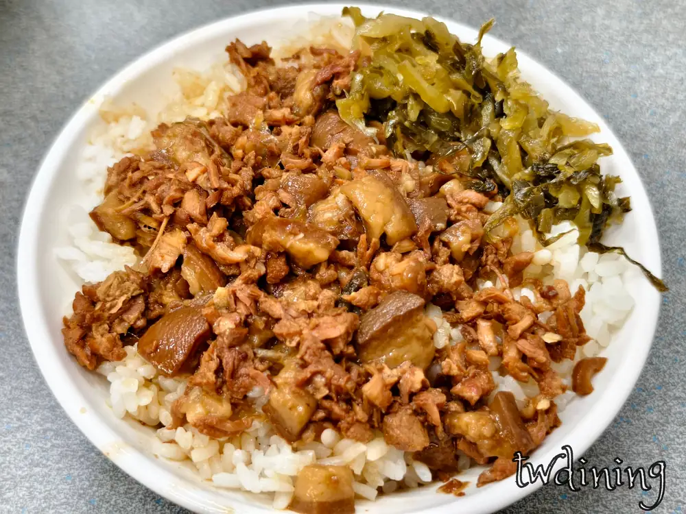 這碗魯肉飯 braised pork rice 淋滿肉燥搭配酸菜在久福麵食館 jiu fu 北平路店，口感 savory 且豐富 rich 讓人很有飽足感滿意。