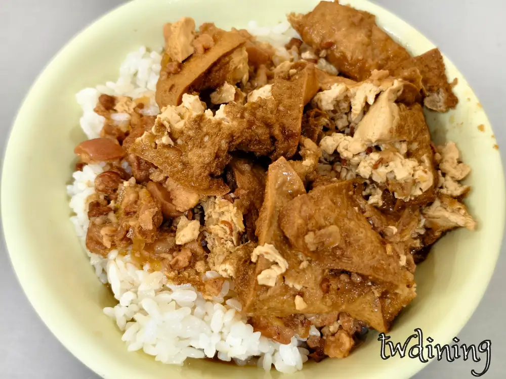 minced-pork-rice-braised-tofu澆滿濃郁肉燥與吸飽滷汁的滷豆腐堪稱絕配aromatic-rice-rich-meat-sauce入口即化是台中北區傳統早餐最飽足的選擇