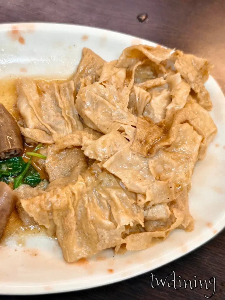 這裡的 braised tofu skin 滷得層次分明且 soft texture 十分迷人，吸滿了 herbal broth 的精華，是 北海魷魚焿 必點的 side dish，口感飽滿多汁令人回味。