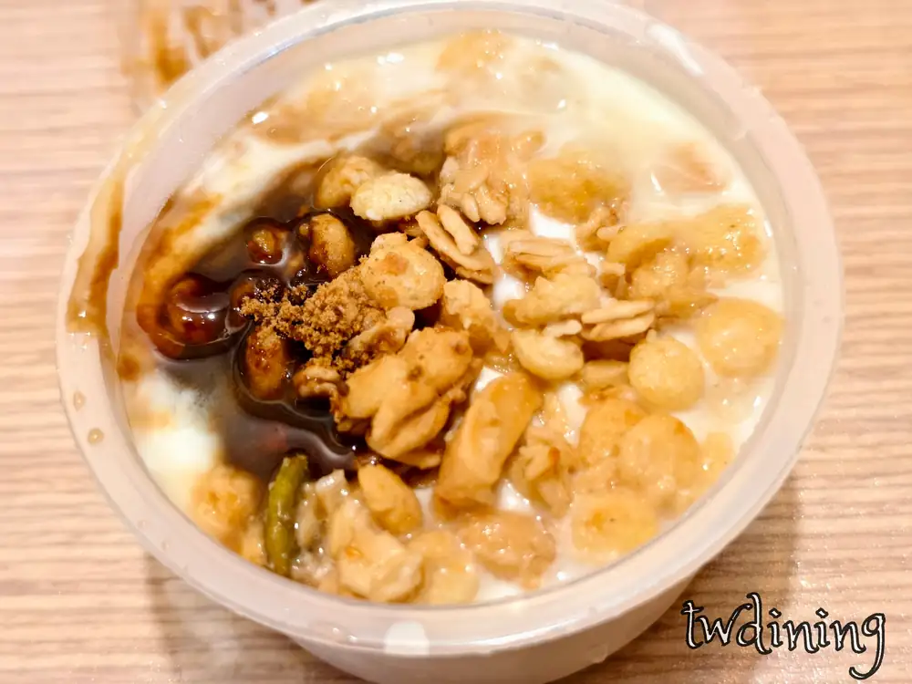 台中北區陝西路晨家早午餐 mornhome 漢口店附餐優格 yogurt，濃郁巧克力醬 chocolate sauce 搭配 crunchy cereal 穀物與脆片，口感 rich and creamy 視覺超滿分。