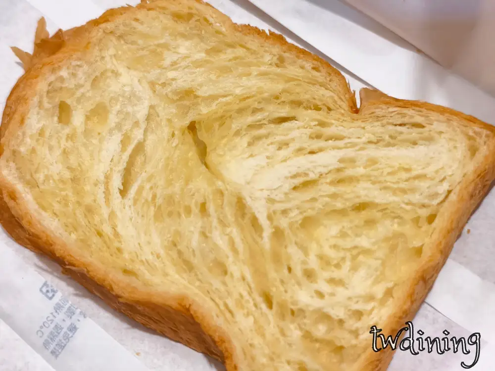 烤到 golden-brown 的 danish-bread 擁有 buttery-layered 特色，撕開時 flaky-texture 層次感十足且 aroma-rich，是這間找餐店 zhao-brunch 極具份量的質感麵包。
