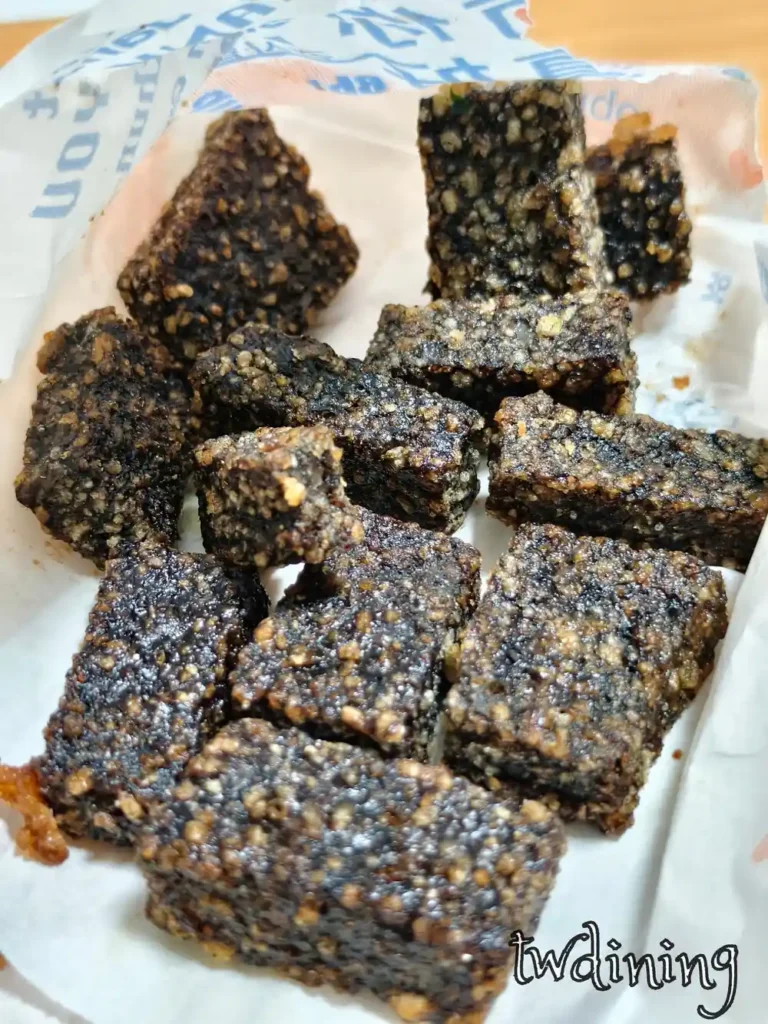 這個 米血 pig blood cake 外層炸到 flaky-texture 裡面還是很 moist-tender 很有嚼勁 成發鹽酥雞 臺中南屯的 classic snack vibe 真的讚