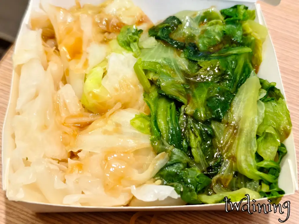 份量誠意十足的 boiled cabbage lettuce 是 丞星丞雞肉飯 必點配菜清脆口感搭配鹹香醬汁是在台中北平路享受健康又美味的 side dish 最佳綠葉