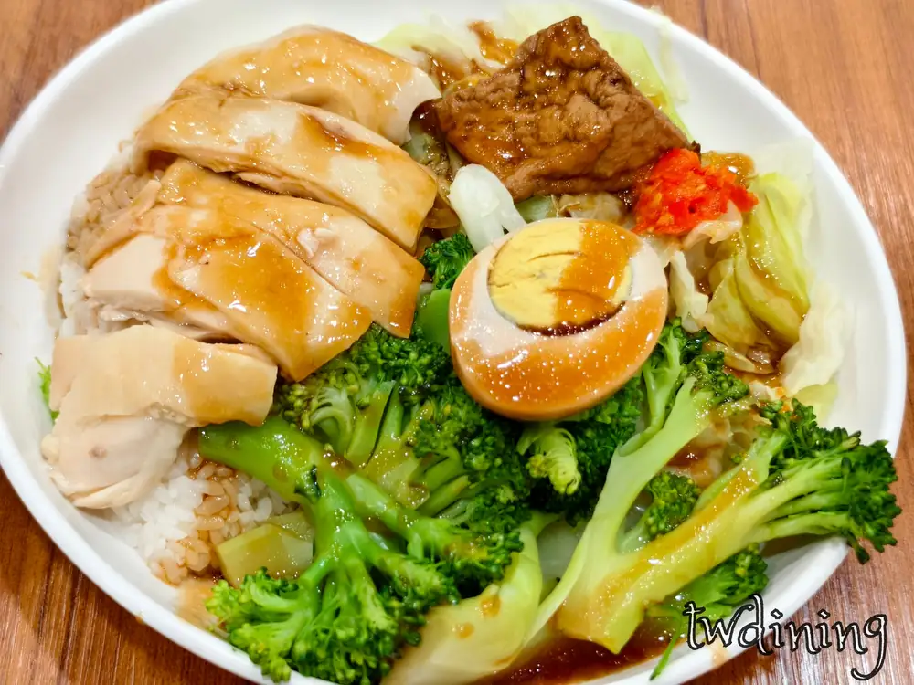 鋪滿嫩口雞肉與鮮綠 broccoli 的靈魂便當是 丞星丞雞肉飯 的招牌配上鹹香滷蛋與滷油豆腐這份追求極致 tender meat 口感的精緻餐盒絕對是台中最狂雞肉飯