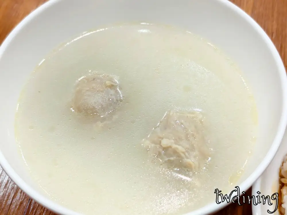 簡約溫馨的 soup presentation 展示了 丞星丞雞肉飯 紮實的貢丸與清澈雞湯在忙碌的台中北區用餐時分來上一碗這份清爽美味讓人感到格外放鬆與滿足