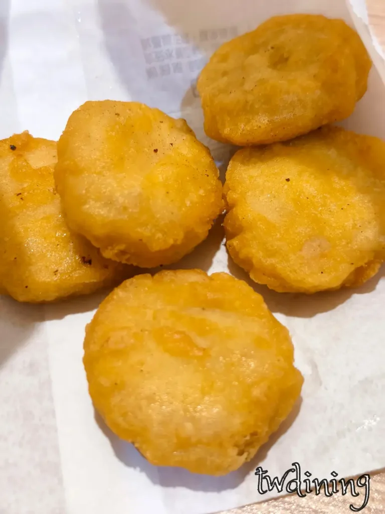 這份 golden fried chicken nuggets 雞塊在永和四海豆漿北平店呈現 crispy texture 酥脆外皮，肉質紮實且 juicy，是 taichung local 宵夜中受歡迎的炸物點心，完美捕捉了 traditional breakfast 宵夜時段的美味細節。