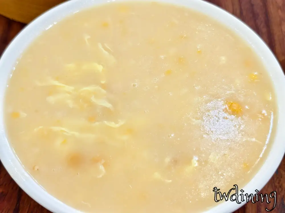 熱騰騰 creamy chinese corn chowder soup 玉米濃湯就在 beiping-yan taichung 北平燕蒸餃本家口感 smooth egg drop 搭配甜美 corn 帶來溫馨的 dining experience