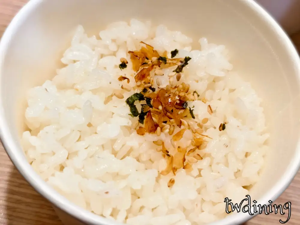 這碗 初酸那個魚 fluffy white rice 撒上 芝麻海苔 sesame seasoning, 粒粒飽滿的 質感 texture 搭配 酸菜魚 簡直 perfect match, 超下飯。