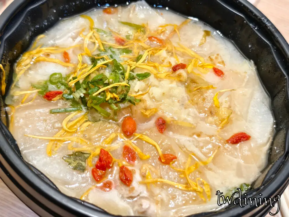 這鍋 初酸那個魚 金門酸白菜 pickled cabbage 搭配 五花肉 pork belly, 加上 枸杞 goji 點綴, 展現 savory-broth 與 tender-meat 的鮮美風味。