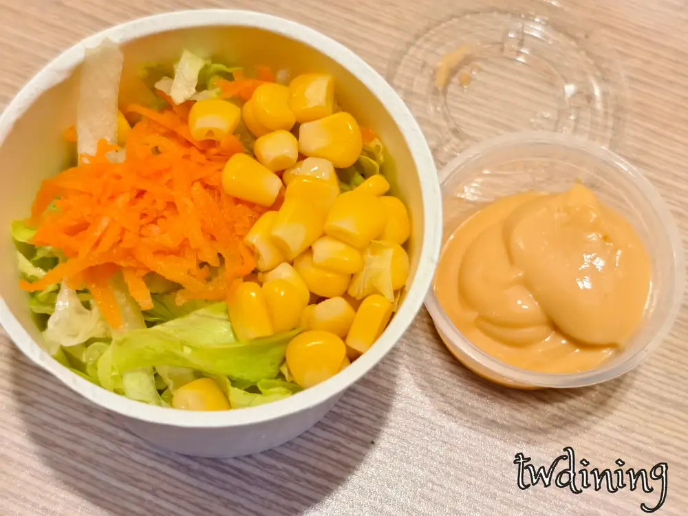 這碗 refreshing corn-salad 拌入 crisp-lettuce 與 carrot-shreds，淋上 creamy-dressing 提升口感，是 healthy-brunch 組合中解膩又 smooth-texture 的蔬菜小點。