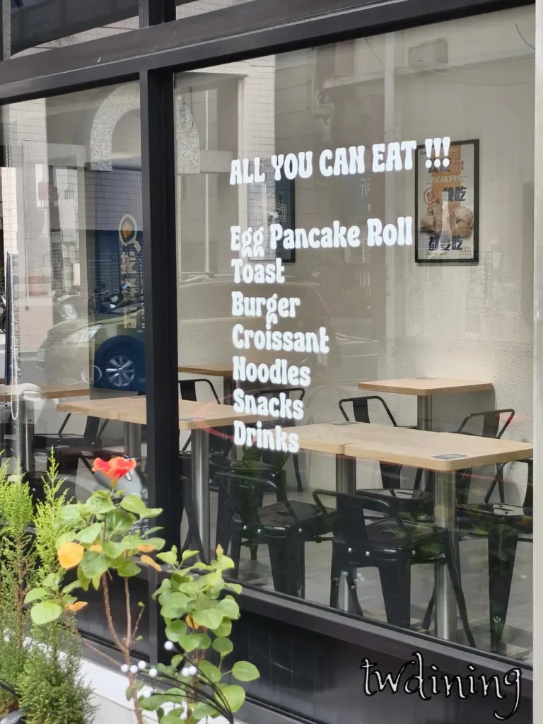 找餐店提供 chill-brunch-vibe 的 cozy-indoor-seats，大片玻璃窗配上簡單 menu 裝飾，營造出 taichung north district 慢活的 breakfast-lounge 悠閒氛圍。