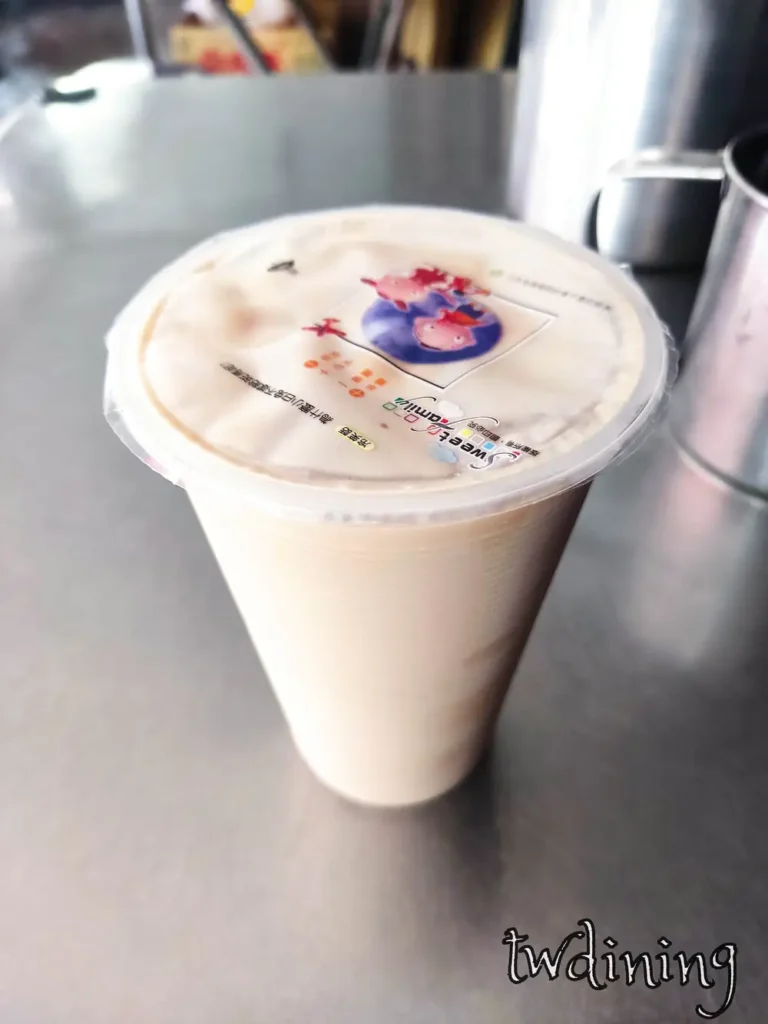 這杯 阿婆早餐 奶茶 Creamy Milk Tea 具有 Smooth Texture 與絲滑口感，適合 Morning 搭配 Breakfast 飲用極致 Tasty 滿足享受。