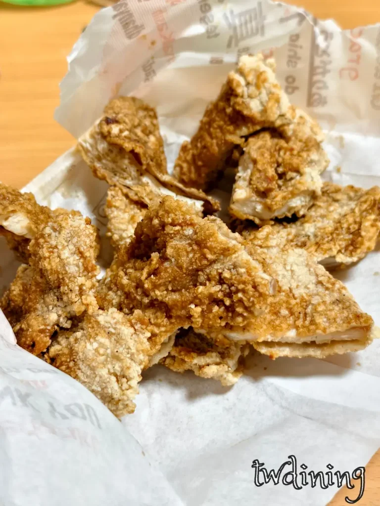 這份 雞排 chicken cutlet 的 flaky-texture 脆皮真的很狂 裡面肉質 moist-tender 又 juicy 是 成發鹽酥雞 最 signature 的 南屯宵夜 choice