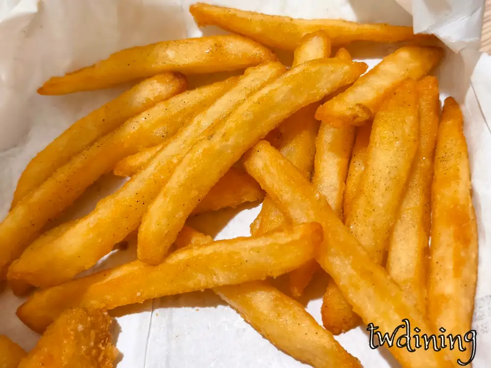 這一份 crispy french fries 炸到剛好的 golden salty 鹹香口感，外層酥脆且 inner fluffy 內裡綿密，熱騰騰的 potato fries 灑上細鹽提升風味，是謝謝炸雞最配的 side dish 副餐經典選擇。