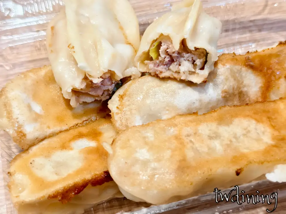 crispy 鍋貼 at 幸福豆漿 featuring flaky-texture skin and tender-meat filling 飽滿多汁 juicy dumplings 酥脆 golden-brown 極致美味
