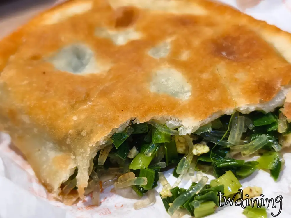 北平路市場 (beiping-market) 山東 (shan-dong) 韭菜盒子，金黃酥脆且內餡飽滿的推薦 Chive Box。