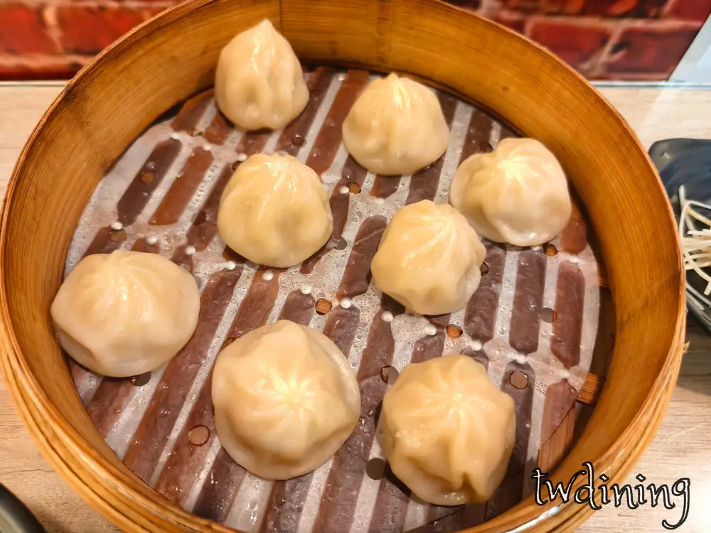 大萊鮮肉湯包 pork soup dumplings 蒸籠現蒸皮薄透亮 thin skin juicy filling 咬下瞬間湯汁溢出 bursting with soup 鮮甜豬肉餡 dim sum delicacy 飽滿視覺精髓