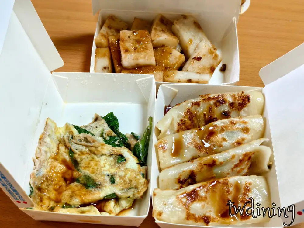 滿意早點 Man Yi Brunch 原味蛋餅 danbing 與香煎蘿蔔糕 turnip cake，淋上特製醬油膏 savory soy paste，外皮微焦 crispy edges 與軟嫩口感 silky texture 完美結合 traditional duo.