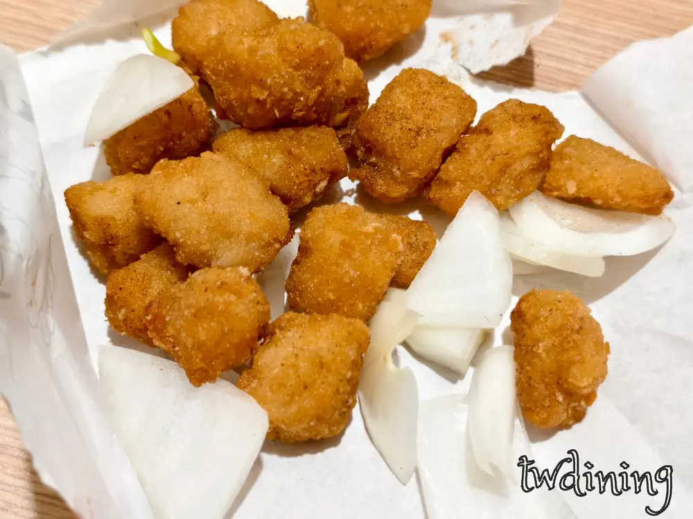 搭配新鮮 onion slices 的 golden crispy squid rings，來點多多烤肉的魷魚酥炸得 crunchy texture 卻不油膩，是 taichung midnight snack 中最下酒的 deep-fried seafood 經典美味。