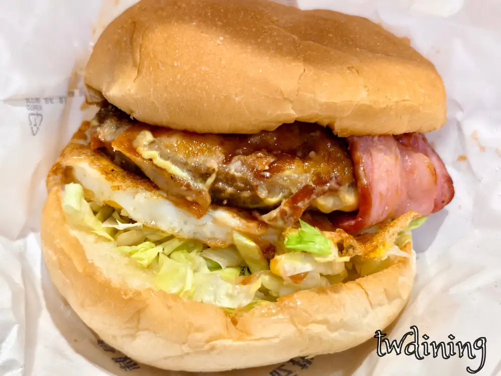 超厚 double-meat 漢堡夾入 smoky-bacon 與 tender-beef-patty，搭配 fried-egg 的 runny-yolk 融合，這份 zhao-brunch 巨無霸漢堡絕對是肉食控首選。
